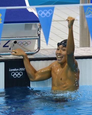 　男子４００メートル個人メドレーで銅メダルを獲得し、ガッツポーズで喜ぶ萩野公介（撮影・出月俊成）