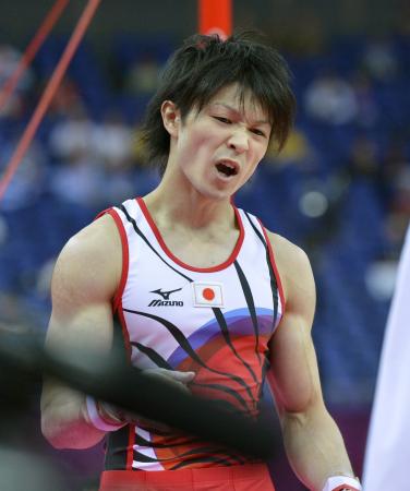 　鉄棒で落下し、厳しい表情の内村航平（共同）