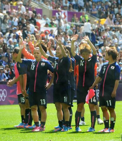 　スウェーデン戦後、サポーターの声援に笑顔で手を振る沢（中央）ら（撮影・出月俊成）