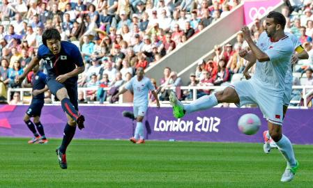 　日本‐モロッコ　前半、シュートを放つ永井（左）＝セントジェームズパーク（共同）