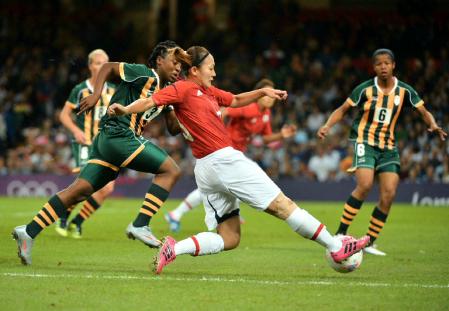 　前半、シュートを放つ丸山（撮影・出月俊成）