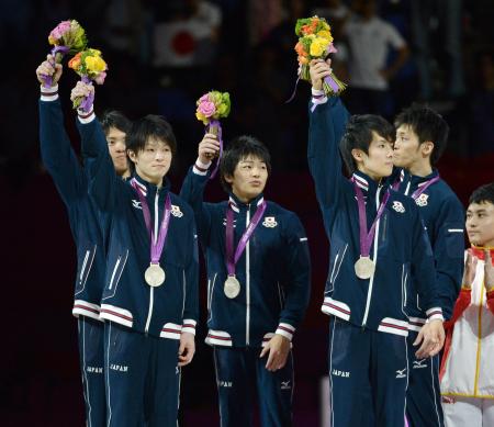 　銀メダルを手にし、スタンドの声援に手を降って応える内村（前列左）ら日本勢（撮影・出月俊成）