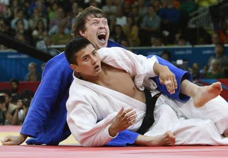 　男子８１キロ級３位決定戦で敗れ、ぼうぜんとする中井貴裕（手前）と喜ぶロシア選手＝エクセル（共同）