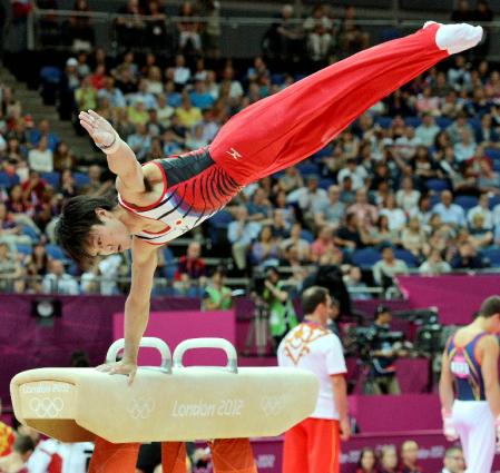 　男子個人総合決勝　あん馬で着地を決める内村航平＝ノースグリニッジ・アリーナ（共同）