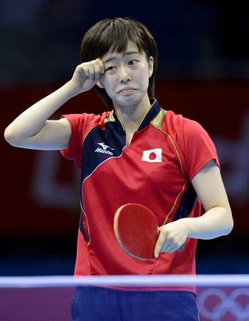 　シンガポール選手に終始リードを許す展開に、さえない表情の石川佳純（共同）