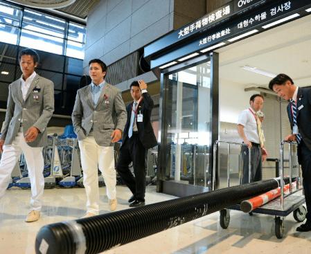 　槍を大型荷物検査場へ通すディーン元気（左から２人目）（撮影・吉澤敬太）　