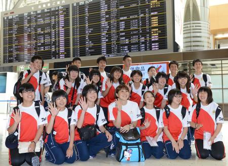 　五輪応援のために笑顔でロンドンへ出発する東日本大震災の被災地の中学生たちと団長のシドニー五輪メダリストの中村真衣さん（撮影・吉澤敬太）