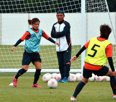 　普段と変わらぬ様子で川澄（左）らの練習を見守る佐々木監督（中央）＝カーディフ（撮影・出月俊成）