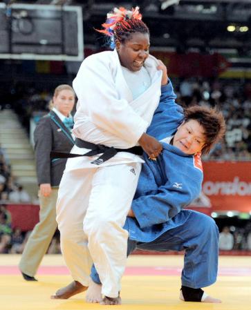 　女子78キロ超級決勝　キューバのオルティス（左）に敗れた杉本美香＝エクセル（共同）