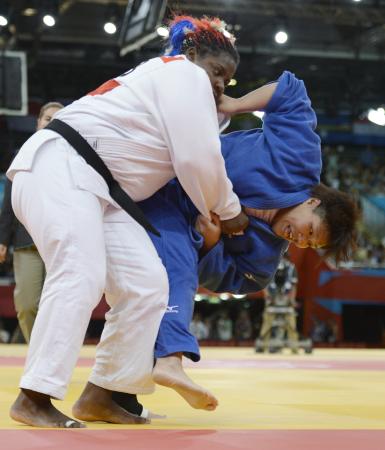 　女子７８キロ超級決勝　キューバのオルティス（左）を攻める杉本美香（共同）