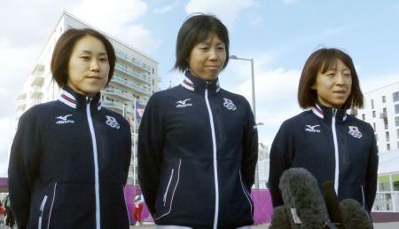 　抱負を語る女子マラソンの（左から）尾崎好美、重友梨佐、木崎良子（共同）