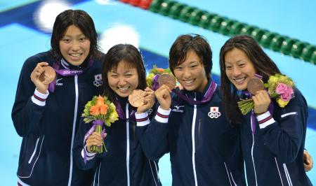 　笑顔で銅メダルを披露する（右から）寺川、鈴木、加藤、上田（撮影・出月俊成）