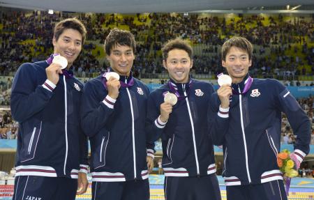 　メダルを掲げる（左から）藤井、松田、北島、入江（共同）