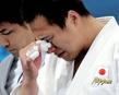 　男子１００キロ級２回戦で敗れ、目頭を押さえる穴井隆将＝エクセル（ＡＰ＝共同）