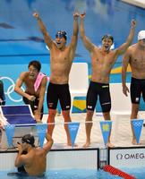 　銀メダルに輝き、スタンドへガッツポーズを見せる（右から）北島、松田、入江、藤井（下）＝撮影・出月俊成　