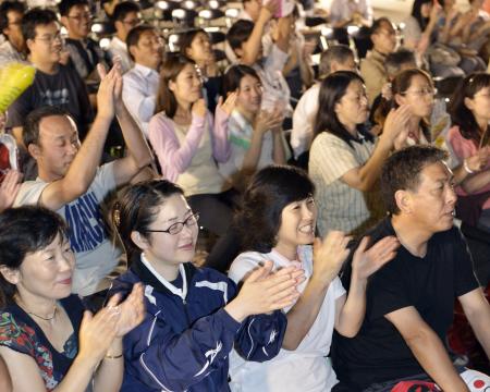 　仙台市内で開かれた卓球女子団体決勝のパブリックビューイングで、中国に敗れた日本チームの健闘をたたえる市民ら＝８日未明　