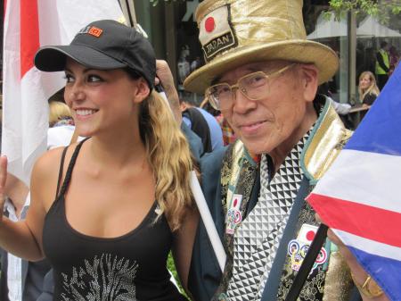 　ロンドンでも若い女性に囲まれたと語る五輪おじさん