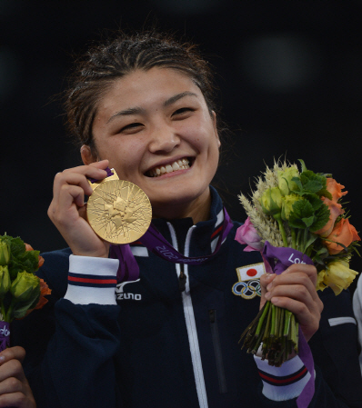 　金メダルを手に笑顔を見せる伊調＝エクセル（撮影・出月俊成）