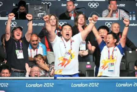 モンゴル選手の銅メダル獲得にスタンドでガッツポーズする元横綱朝青龍のダグワドルジ氏（中央）＝エクセル（撮影・出月俊成）