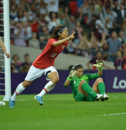 後半、ゴールを決め駆け出す大儀見＝ウェンブリースタジアム（撮影・出月俊成）