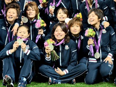 　銀メダルを手に笑顔の熊谷（前列中央）、沢（同左）ら＝ウェンブリー競技場（共同）