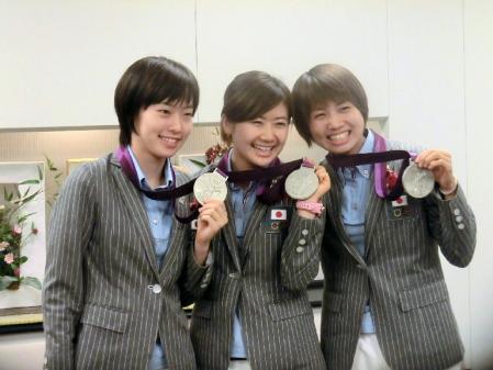 　笑顔で銀メダルをかかげる（左から）卓球女子の石川、福原、平野