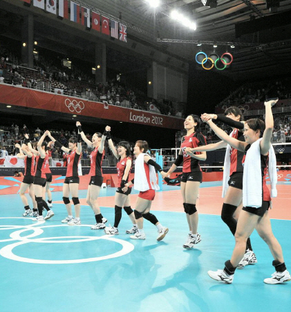 ２８年ぶりのメダルに手をつないでスタンドに手を振る日本（撮影・出月俊成）