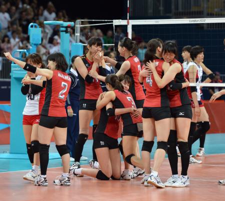 　２８年ぶりのメダルに抱き合って喜ぶ木村（中央）ら日本の選手たち（撮影・出月俊成）