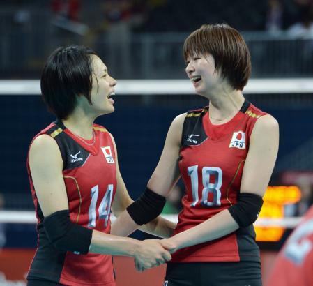 　迫田（左）と顔を見合わせて笑顔を見せる木村（撮影・出月俊成）