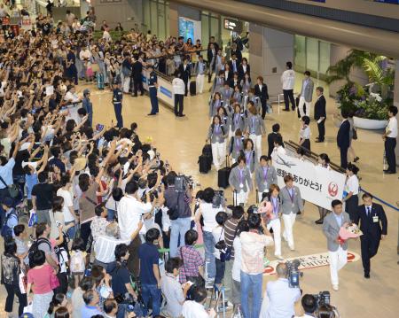 　大勢のファンに出迎えられ帰国した佐々木監督（右端２人目）らなでしこジャパン（撮影・吉澤敬太）