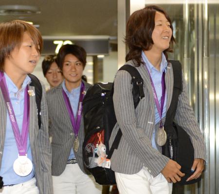 　リュックサックに五輪公式マスコットをつけて帰国した大儀見