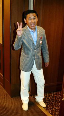 　帰国しＶサインを見せる佐々木監督