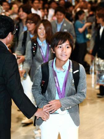 　銀メダルを首にかけ帰国したなでしこジャパンの岩渕真奈＝成田空港（撮影・持木克友）