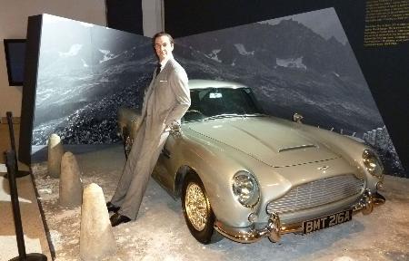 　映画「００７」の回顧展で展示されている、ショーン・コネリーさん演じる初代ジェームズ・ボンドのろう人形＝８日、ロンドン（共同）