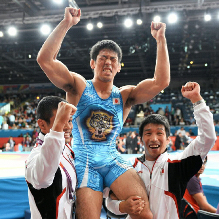 金メダルを獲得し、肩車をされて顔をクシャクシャにして喜ぶ米満達弘＝エクセル