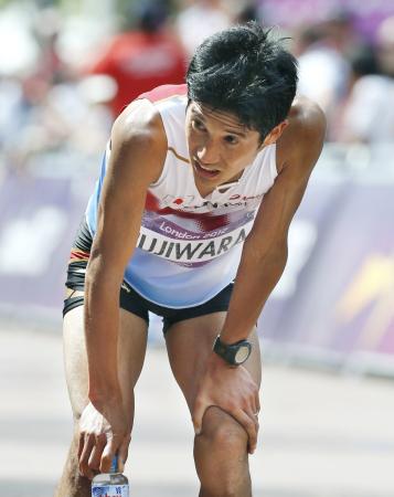 　４５位でゴールし、疲れた表情の藤原新（共同）