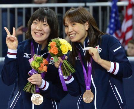 　銅メダルを胸に笑顔の竹下（右）と中道（共同）