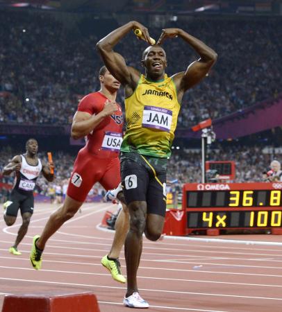 　おどけたポーズで喜ぶ、ジャマイカのアンカー、ボルト（共同）