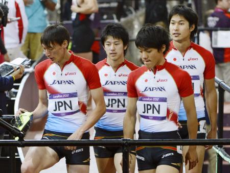 　男子４００メートルリレーで５位になり、引き揚げる（左から）高平、江里口、山県、飯塚（共同）