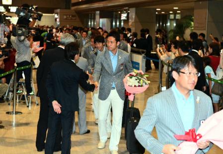 　ロンドンより帰国した（右から）関塚隆監督、吉田麻也主将、永井謙佑らＵー２３日本代表イレブン＝成田空港（撮影・持木克友）