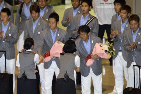 　関塚監督（中央右）と吉田