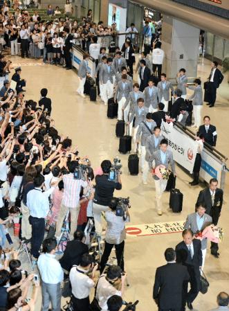 　多くのファンの出迎えを受ける関塚隆監督らサッカーＵー２３日本代表＝成田空港（撮影・田村亮介）