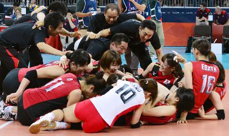 　１１日、韓国をストレートで破って２８年ぶりに銅メダルを獲得し、倒れ込みながら喜ぶ日本＝アールズコート（共同）