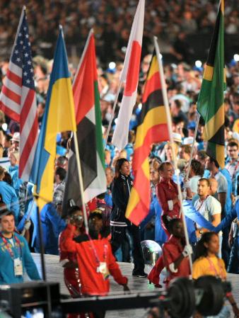 　各国の旗手たちと一緒に行進する吉田（中央）＝オリンピックスタジアム（撮影・出月俊成）