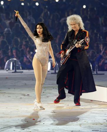 　クイーンのギタリストブライアン・メイ（右）とジェシー・Ｊ（共同）