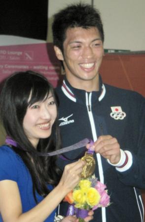 　佳子夫人（左）と金メダルを手にする村田諒太