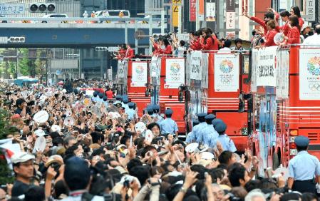 笑顔で沿道の声援に応えるメダリストたち＝２０日午前、東京・銀座（撮影・会津智海）