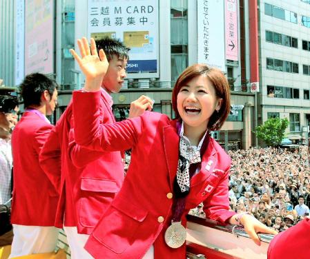 　ロンドン五輪のパレードで手を振る卓球女子の福原愛選手＝20日午前、東京・銀座（代表撮影）