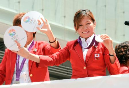 東京五輪誘致を呼びかけるうちわを持って手を振る、なでしこジャパンの川澄奈穂美（撮影・園田高夫）