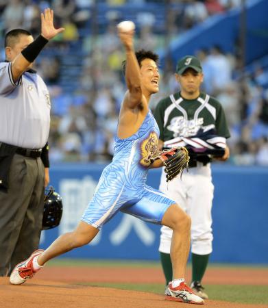 　始球式を行う松本隆太郎